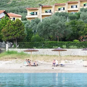 https://the-yellow-houses.hotelschalkidiki.net